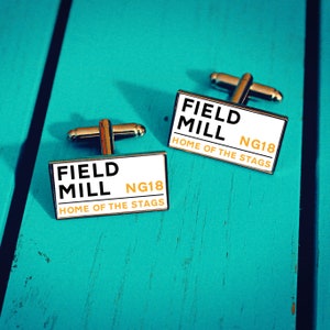 Gemelli dello stadio di calcio del Mansfield Town. Stadio Field Mill. Regalo per i tifosi degli Stags. Fermacravatta con cartello stradale. Regalo per la festa del papà. Natale.