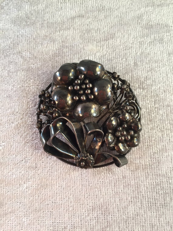 BEAUTIFUL Hobé 1940s Round Sterling Silver Floral 