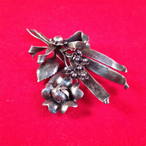 Lovely Hobé Floral Bouquet Brooch - 1940s Sterlin… - image 3