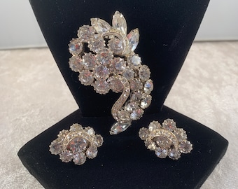 Conjunto de broche y pendientes vintage de Hobé con diamantes de imitación – Semi-parure en tono plateado