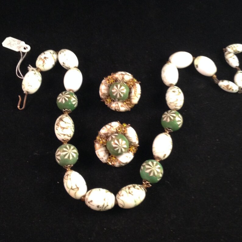 Gorgeous Necklace Earrings Set Fun Vintage Hob\u00e9 19501960s Hand-Pained Demi Parure 34 Art Glass Green /& White Glass Wood Beads