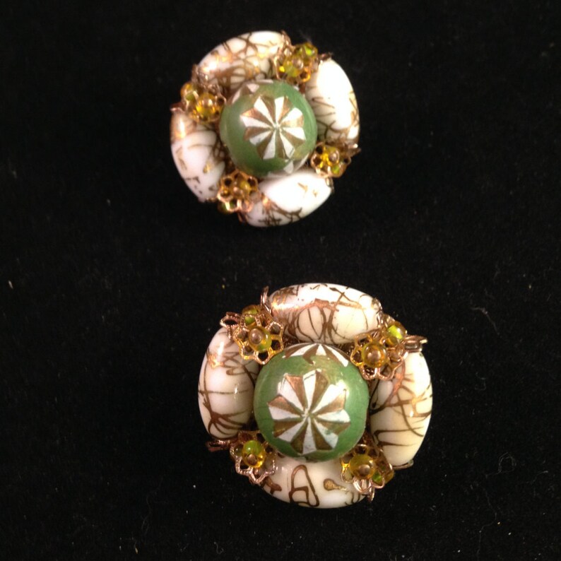 Gorgeous Necklace Earrings Set Fun Vintage Hob\u00e9 19501960s Hand-Pained Demi Parure 34 Art Glass Green /& White Glass Wood Beads