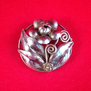 Vintage 1940s Hobé STERLING SILVER Round Floral Brooch - Pretty! 601