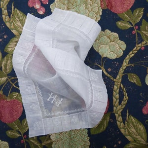 French embroided handkerchief - antique handkerchief - fine linen - ancien mouchoir de marièe - handmade embroidered - brodé main - brocante