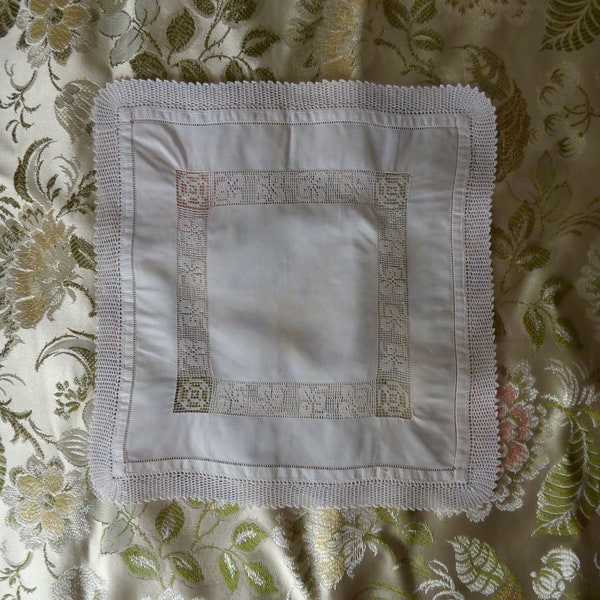 Antieke fijn geborduurde hanky - handgemaakt- fijn linnen - antiek geborduurd - broderie ancienne - bordado antiguo - handgemaakt geborduurd