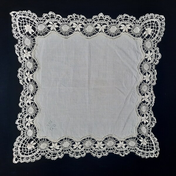 Bobbin lace Auvergne handkerchief. 1900 - French lace - fine linen - torchon lace - handmade lace - dentelle aux fuseaux - dentelle ancienne