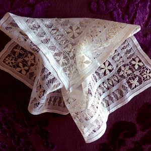 Antique gorgeous linen embroidered hankie. 1890s - handmade embroidered - antique embroidered - broderie ancienne - bordado antiguo - needle