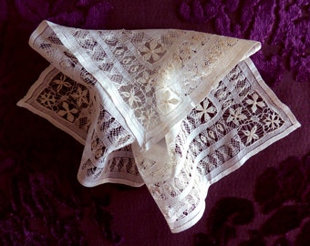 Antique gorgeous linen embroidered hankie. 1890s - handmade embroidered - antique embroidered - broderie ancienne - bordado antiguo - needle