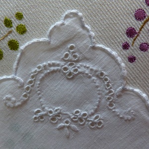 Antique embroidered hankie. 1900s. Brocante antique linen lace. Mouchoir victorien. Broderie ancienne. Fazzoletto antico. Ricamo antico.
