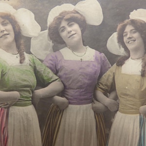 1 Carte postale ancienne France music-hall antique Mode des années 1900 - Carte postale ancienne française - La Belle et la Bête - Chanteurs d'opéra - Les Bimbettes