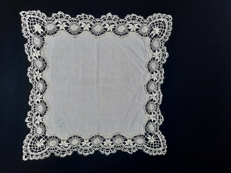 Kloskant Auvergne zakdoek. 1900 Franse kant fijn linnen torchonkant handgemaakte kant dentelle aux fuseaux dentelle ancienne afbeelding 1