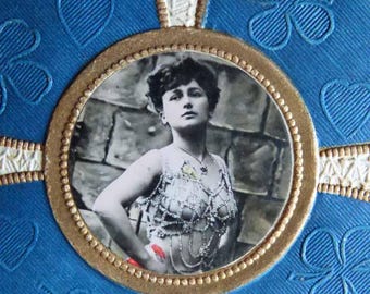 2 antieke Franse postkaarten met portret – Edwardiaans kortstondig reliëf
