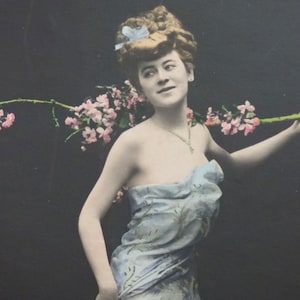 2 Cartões postais antigos Atrizes francesas dos anos 1900 como ninfas - precursoras do cinema - Stebbing - Danaë - Marinette - Cena de fantasia de Paris La Belle Epoque