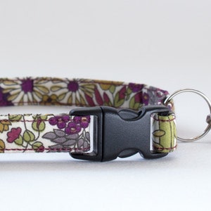 Cat collar handmade in Liberty Margaret Annie fabric. Kitten and large cat size options. Features a breakaway buckle and silver bell
