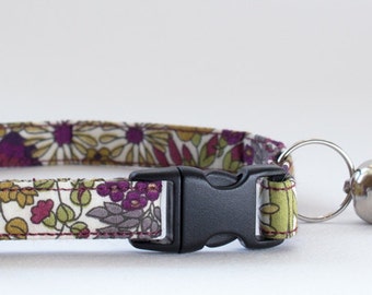 Cat collar handmade in Liberty Margaret Annie fabric. Kitten and large cat size options. Features a breakaway buckle and silver bell