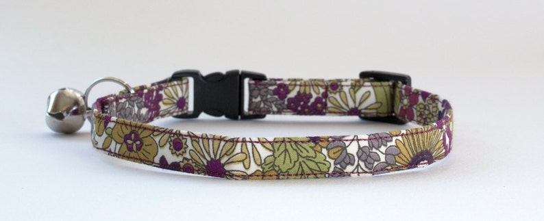 Cat collar handmade in Liberty Margaret Annie fabric. Kitten and large cat size options. Features a breakaway buckle and silver bell image 2