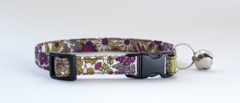 Cat collar handmade in Liberty Margaret Annie fabric. Kitten and large cat size options. Features a breakaway buckle and silver bell image 1