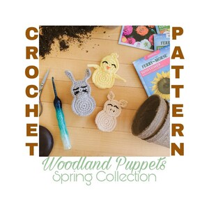 Può includere: Schema a uncinetto per marionette di animali del bosco, tra cui un pulcino, un coniglio e un maiale. Lo schema è intitolato "Woodland Puppets Spring Collection".
