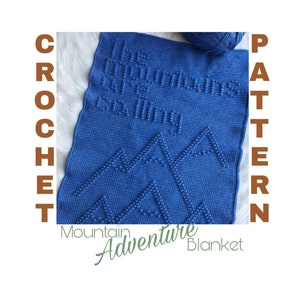 Op de afbeelding: Een haakpatroon voor een blauwe deken met de tekst "The mountains are calling" en een bergketenontwerp. Het patroon heet "Mountain Adventure Blanket".