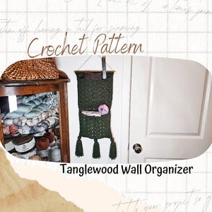 Op de afbeelding: Een donkergroene gehaakte wandorganizer met twee vakken en drie hangende kwastjes aan de onderkant. De organizer hangt aan een houten stok en bevat een bol roze garen en een klein notitieboekje. Tekst leest Crochet Pattern.