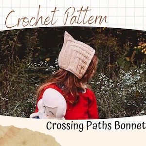 Könnte beinhalten: Ein Bild mit einem Häkelmuster mit dem Text "Crochet Pattern" und "Crossing Paths Bonnet". Das Bild zeigt eine Person, die eine beige Häkelmütze trägt. Die Person hält eine Puppe und steht vor einem Hintergrund aus Grün.