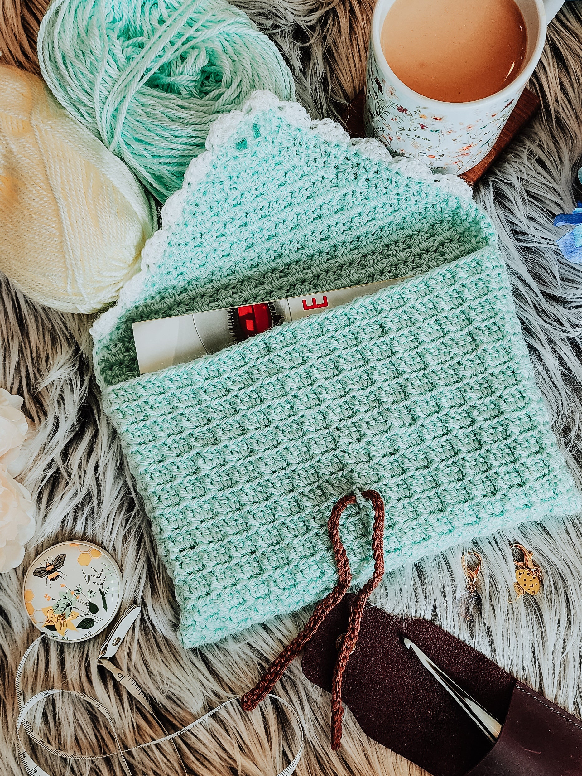 40 Book Sleeve Crochet Patterns for Stylish, Protective Handmade Reading Accessories 32 Crochet Book Sleeve