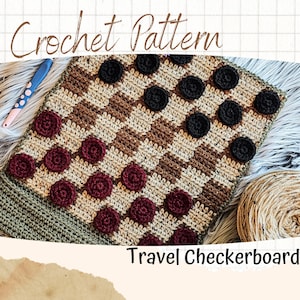 Könnte beinhalten: Häkelanleitung für ein Reiseschachbrett. Das Brett hat ein Schachbrettmuster in Beige, Braun und Burgunderrot, mit schwarzen und burgunderroten Häkelstücken. Der Text "Crochet Pattern" und "Travel Checkerboard" sind sichtbar.