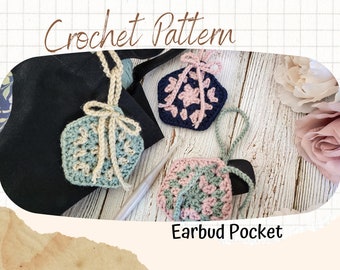 Può includere: Immagine di un modello all'uncinetto con tre tasche per auricolari fatte a mano. Una è blu e crema, un'altra è blu navy e rosa, e la terza è rosa e verde. Ognuna ha un cordino e un fiocco abbinati. Il testo recita "Crochet Pattern" e "Earbud Pocket".