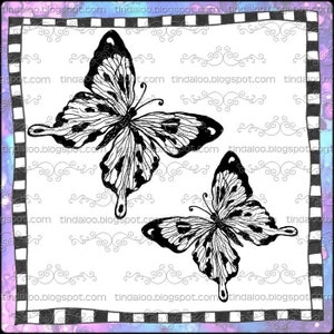 Pode incluir: Duas ilustrações de borboletas em preto e branco sobre um fundo branco. As borboletas são desenhadas em um estilo detalhado e intrincado.