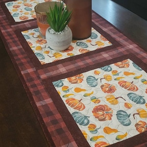 Quiltad höstpumpa-bordslöpare, Thanksgiving-vinröd rutig kant
