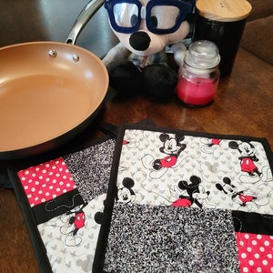 Disney Musse Pigg Svart Vit Röd och Grå Vadderade Grytlappar för Kök och Matplats, Isolerade Disney Grytlappar, Disney Presentidé