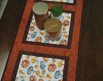 Camino de mesa acolchado de calabaza, decoración naranja y verde azulado para Acción de Gracias
