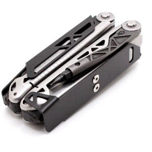 Pode incluir: Uma multi-ferramenta preta e prateada. Apresenta várias ferramentas, incluindo alicates e uma chave de fendas. O design é compacto e parece ser feito de materiais duráveis. A imagem é contra um fundo branco.