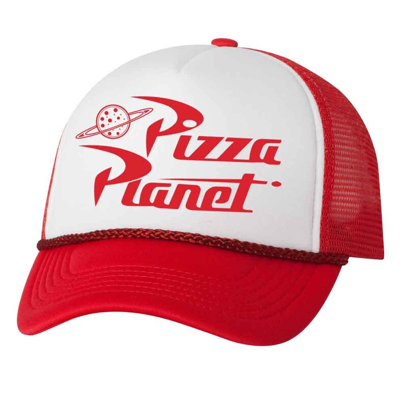 Puede incluir: Una gorra de camionero roja y blanca con un logotipo rojo de "Pizza Planet" y un planeta de dibujos animados con una rebanada de pizza encima.