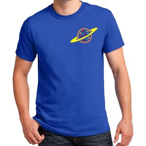 Puede incluir: Una camiseta azul real con un logotipo de Pizza Planet amarillo y naranja en el pecho izquierdo.