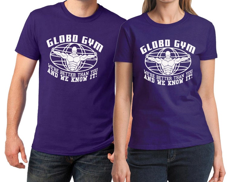以下が含まれることがあります： 白文字で「GLOBO GYM WE'RE BETTER THAN YOU AND WE KNOW IT!」と書かれた紫色のTシャツ