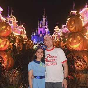 Conjunto de disfraz de Halloween con camiseta y gorra de camionero de Toy Story de Pizza Planet Disney, conjunto de cosplay imagen 7