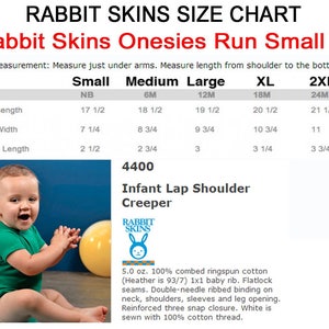 K&ouml;nnte beinhalten: Gr&ouml;&szlig;entabelle f&uuml;r Rabbit Skins Bodys, die die Ma&szlig;e in Zoll f&uuml;r die Gr&ouml;&szlig;en Neugeborenes bis 2XL zeigt. Die Tabelle enth&auml;lt K&ouml;rperl&auml;nge, K&ouml;rperbreite und &Auml;rmell&auml;nge. Der Text *Rabbit Skins Onesies Run Small* wird in Rot angezeigt. Ein Foto eines Babys, das einen gr&uuml;nen Body tr&auml;gt, ist abgebildet.