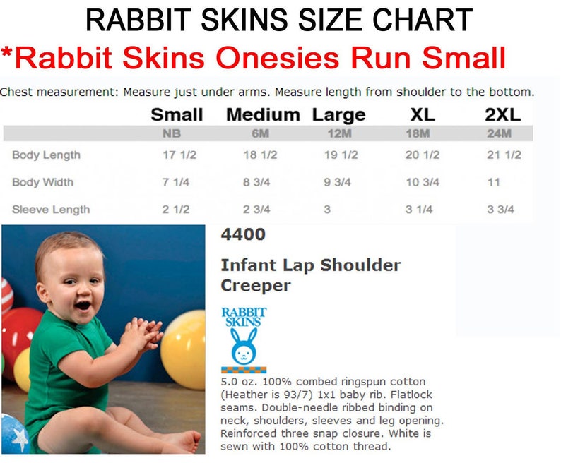 K&ouml;nnte beinhalten: Gr&ouml;&szlig;entabelle f&uuml;r Rabbit Skins Bodys, die die Ma&szlig;e in Zoll f&uuml;r die Gr&ouml;&szlig;en Neugeborenes bis 2XL zeigt. Die Tabelle enth&auml;lt K&ouml;rperl&auml;nge, K&ouml;rperbreite und &Auml;rmell&auml;nge. Der Text *Rabbit Skins Onesies Run Small* wird in Rot angezeigt. Ein Foto eines Babys, das einen gr&uuml;nen Body tr&auml;gt, ist abgebildet.