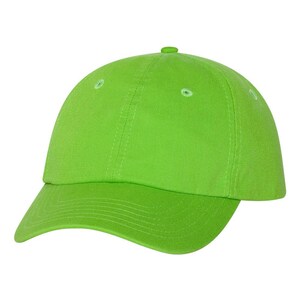 Puede incluir: Una gorra de b&eacute;isbol verde brillante con una visera curvada. La gorra est&aacute; hecha de un tejido de algod&oacute;n suave.