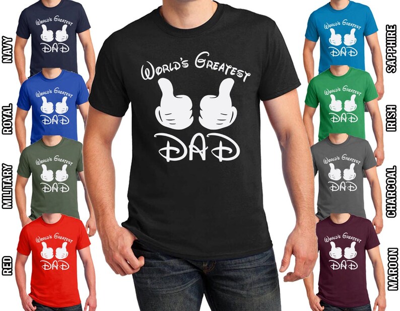Peut inclure: Un t-shirt noir avec du texte blanc qui dit "World's Greatest Dad" et deux mains blanches de Mickey Mouse faisant un pouce en l'air. Le t-shirt est disponible en dix couleurs diff&eacute;rentes.