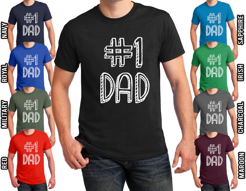 Op de afbeelding: Een zwart T-shirt met witte tekst die "#1 DAD" luidt in een gestileerd lettertype. Het shirt wordt getoond in tien verschillende kleuren: marineblauw, koninklijkblauw, legergroen, rood, saffier, Iers, houtskool, donkerrood en twee tinten groen.