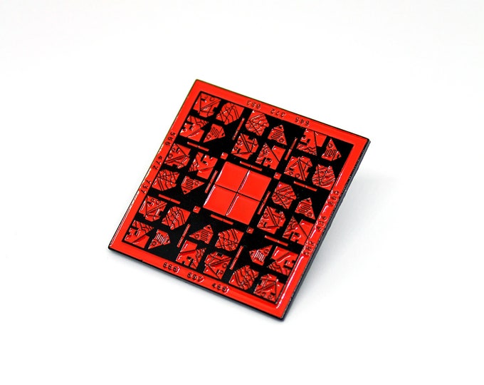 L’épingle en émail inspirée du cube « Le voyage de Kazan »; Épingle de film d’horreur; Épinglette de collection
