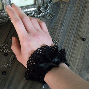 1 pair of Lolita wristcuffs made of cotton lace in black | Cuff bracelets for Lolita fashion, customizable lace cuffs