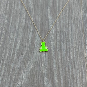 Colgante de oso verde neón brillante: collar con dije bañado en oro, accesorio de moda