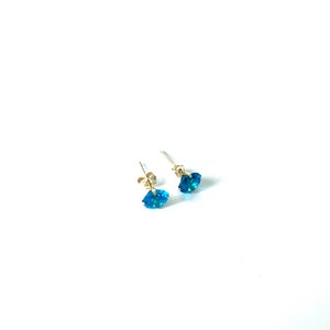 Elegante Blautopas Ohrstecker: Geschenke für Frauen