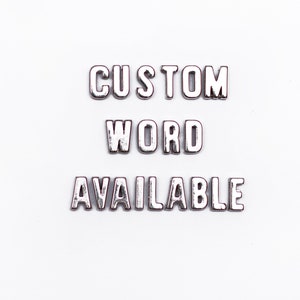 Pode incluir: Letras brancas que soletram "CUSTOM WORD AVAILABLE" em um fundo branco.