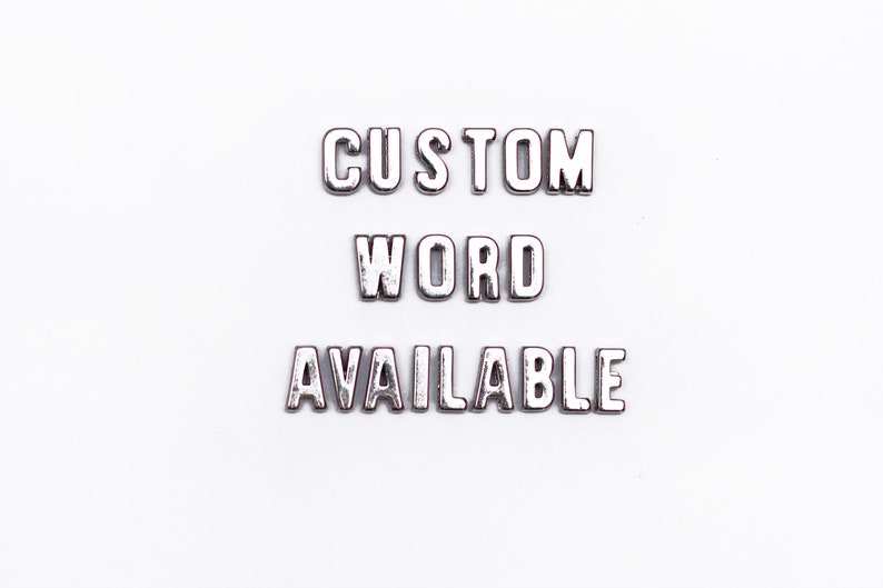 Pode incluir: Letras brancas que soletram "CUSTOM WORD AVAILABLE" em um fundo branco.