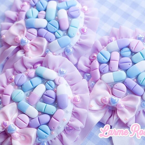 Pill rosette brooch / hair accessory menhera