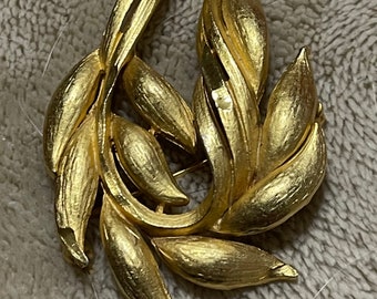 Bright gold tone signed Davinci vintage brooch
